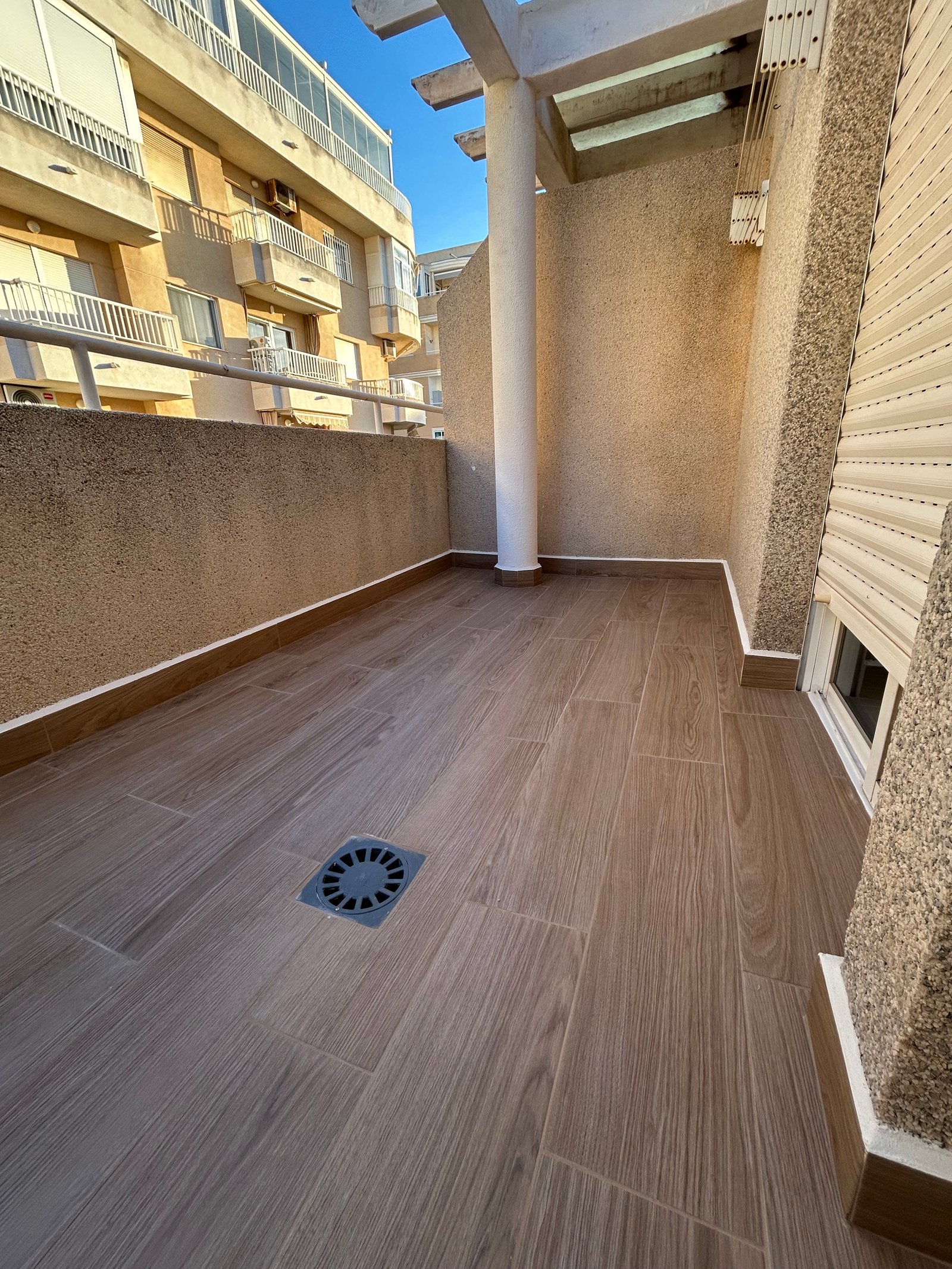 Terraza alicatada con porcelánico imitación madera